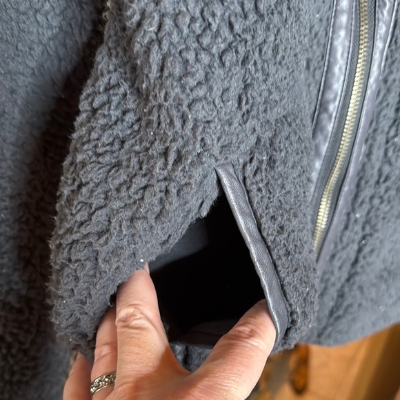 Abercrombie & Fitch Soft A&F Leather Trim Sherpa Fleece Jacket Size Small - Picture 7 of 10